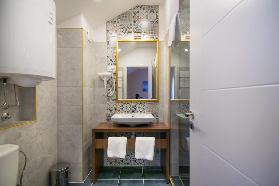 Standard Double or Twin Room | Bathroom | Shower, free toiletries, hair dryer, towels