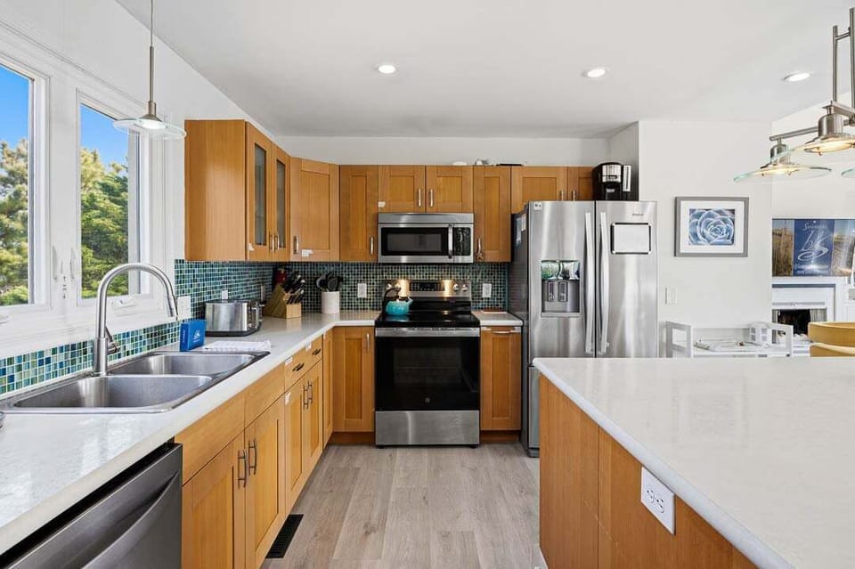 Mid-Level Kitchen with Bar (seats 6)