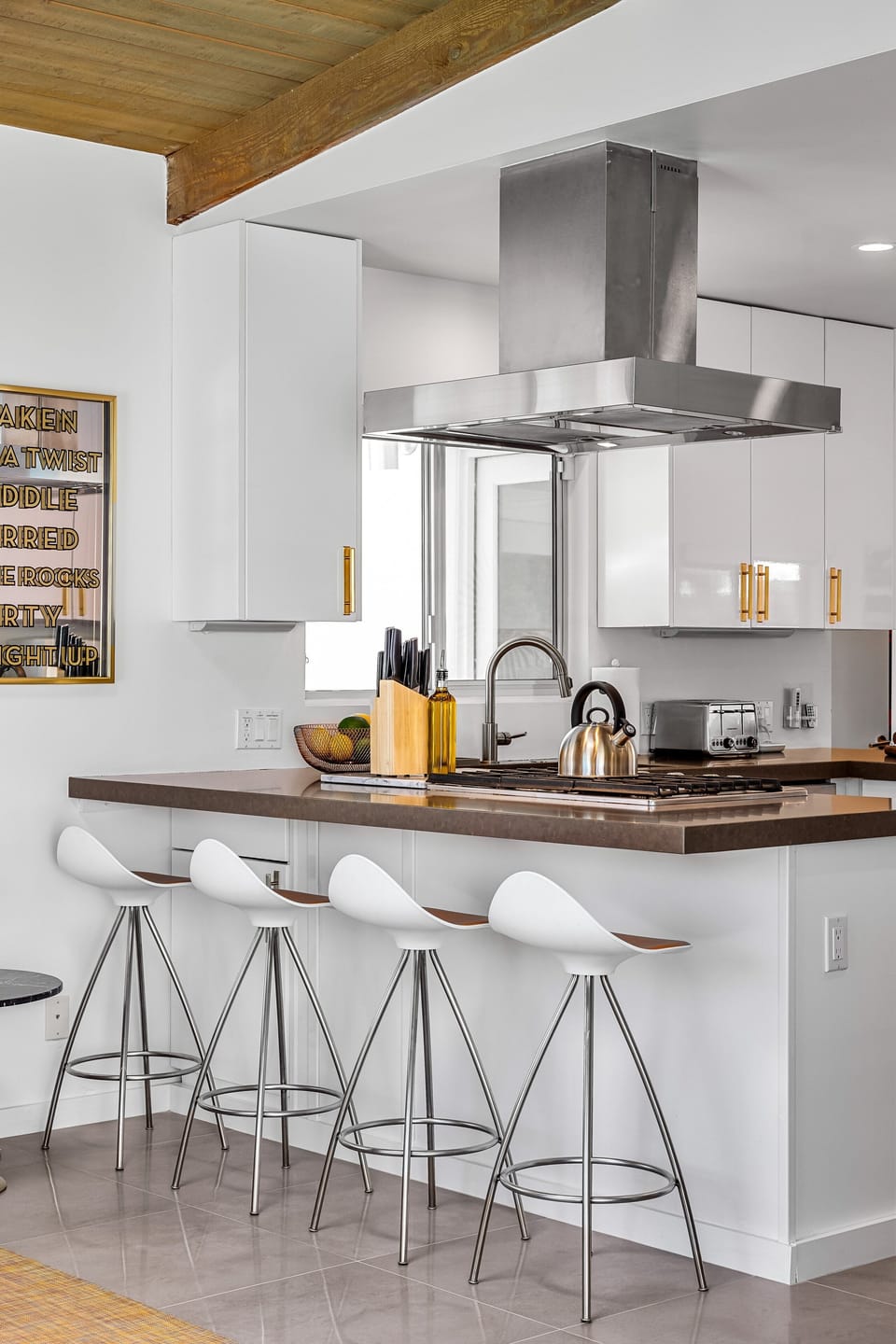 Kitchen Breakfast Bar With 4 Stools