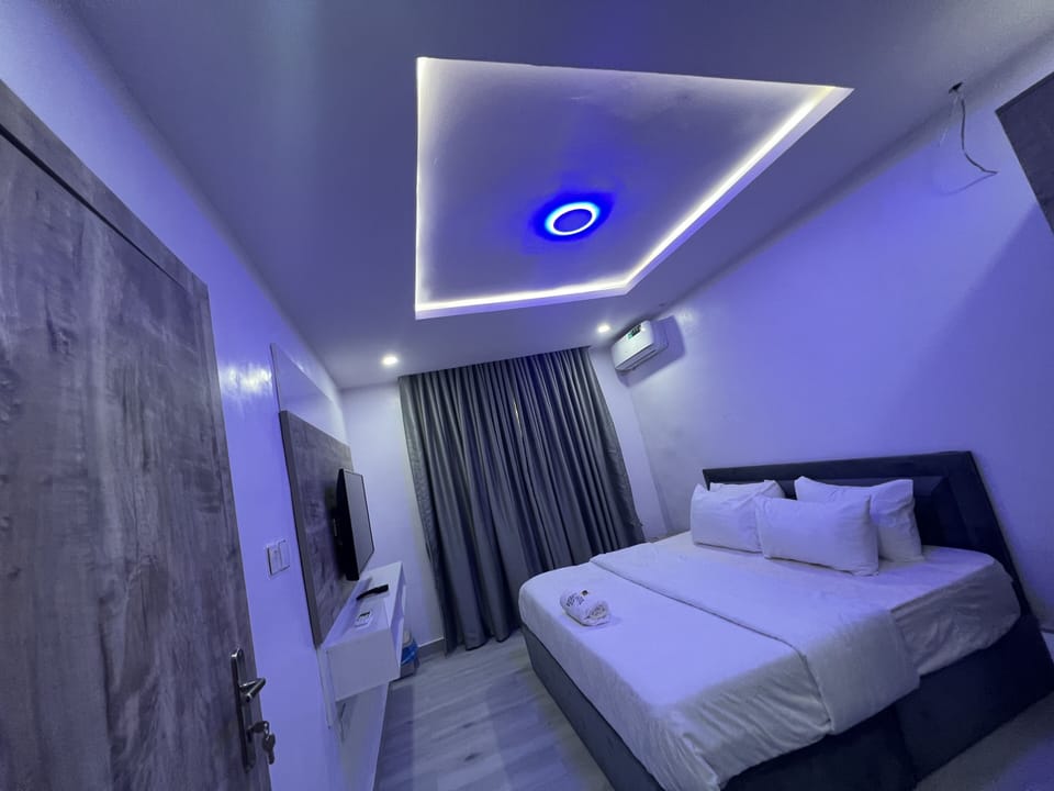 Apartment, 2 Bedrooms | Premium bedding, down comforters, pillowtop beds, desk