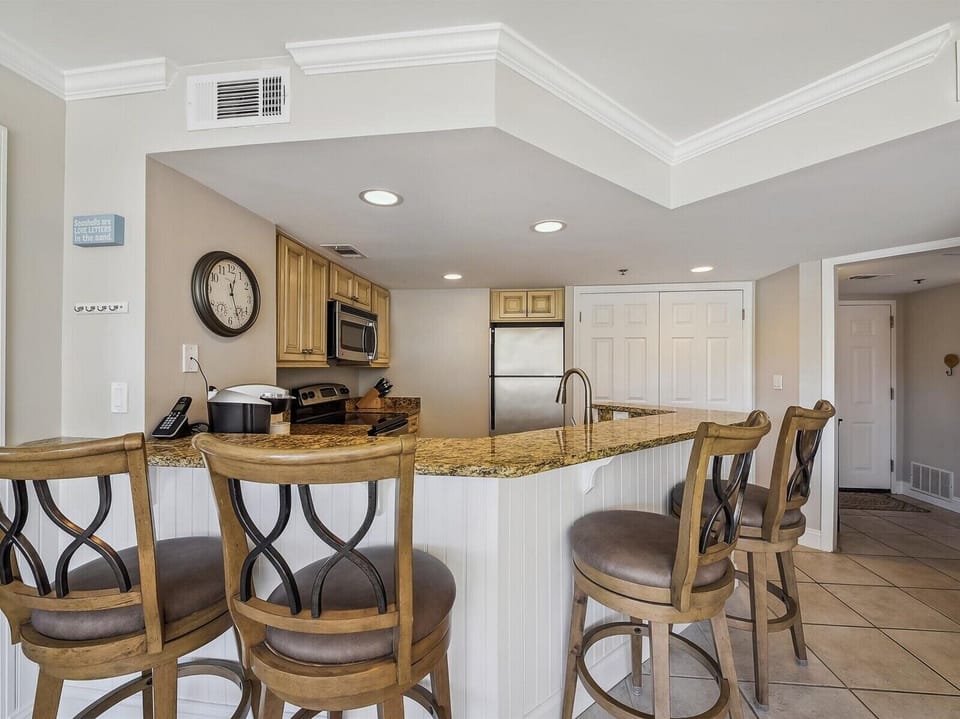 Kitchen with Breakfast Counter