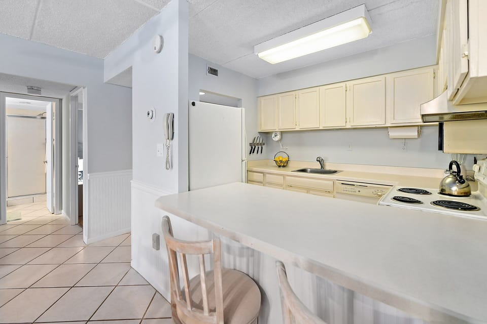 Kitchen and Breakfast Bar