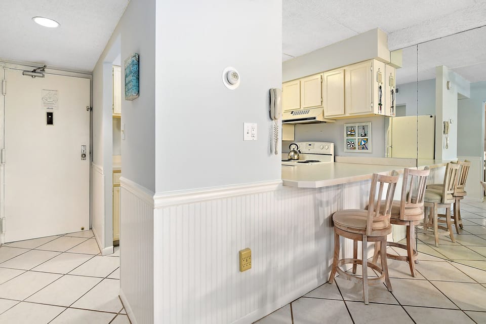 Kitchen and Breakfast Bar