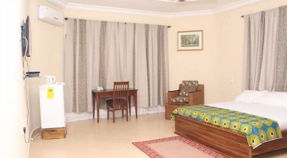 Executive Room | Desk, blackout drapes, WiFi (free), bed sheets