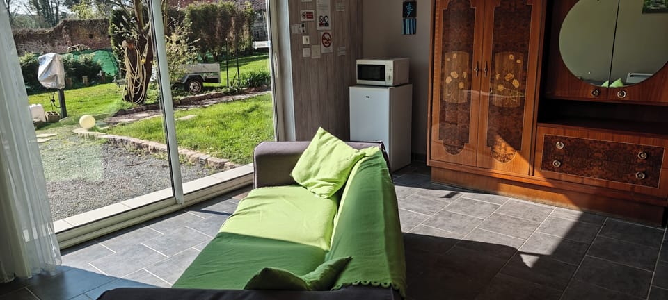 Comfort Double Room (Bambou) | Living room | 50-cm flat-screen TV with digital channels, TV