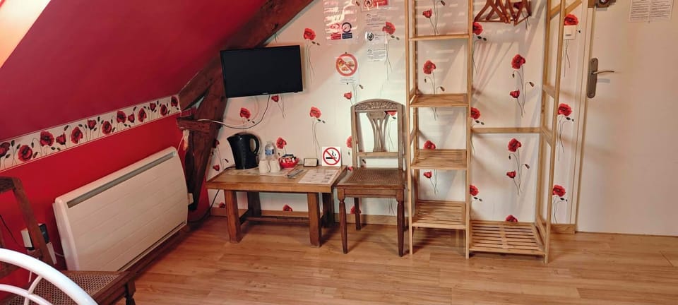 Romantic Double Room (Coquelicot) | Living area | 50-cm flat-screen TV with digital channels, TV