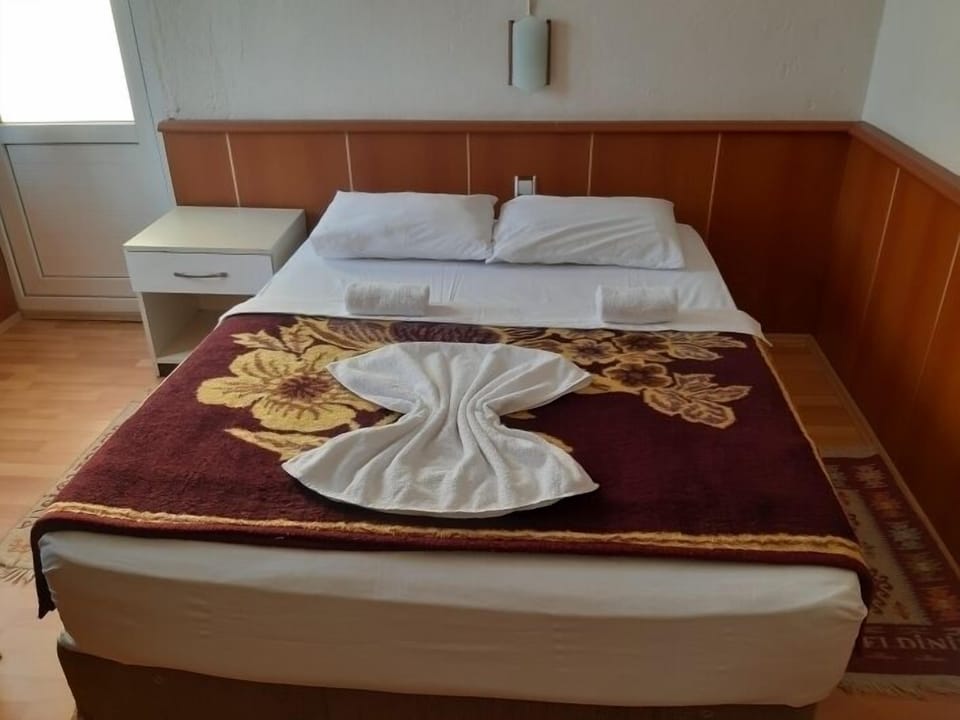 Standard Triple Room | Desk, iron/ironing board (on request), WiFi (free), bed sheets