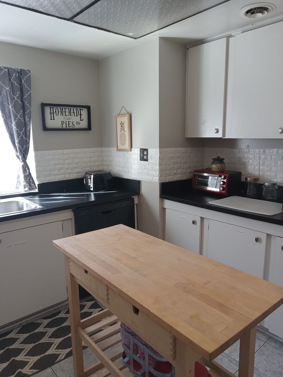 Spacious kitchen for cooking