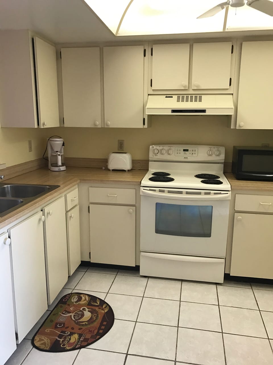 Fully furnished kitchen with view of the ocean. 