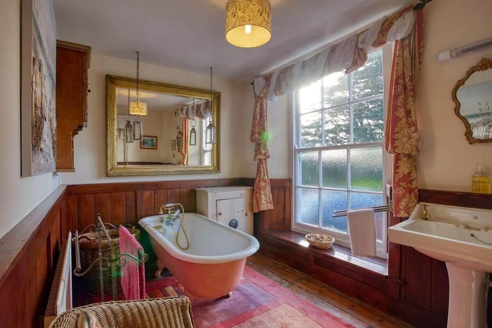 Luxurious roll top bath!