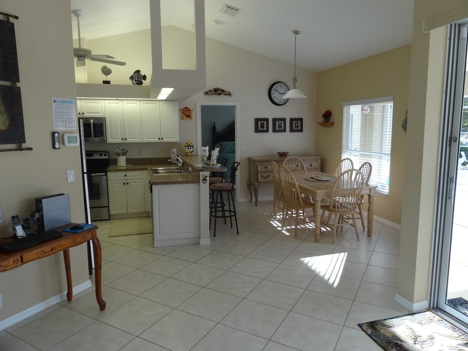 Kitchen & Eating Area