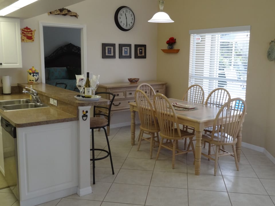 Kitchen & Eating Area