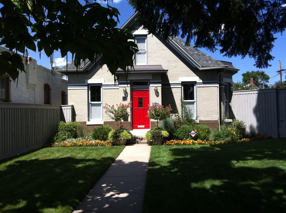 A walk through the neighborhood (1)