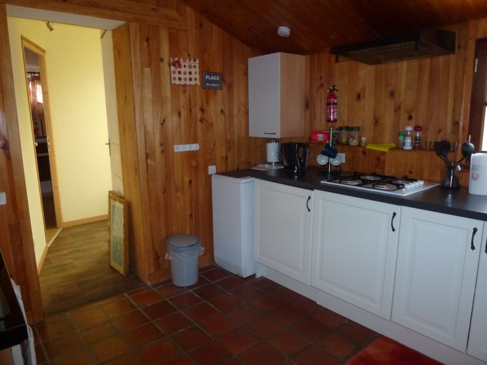 Kitchen (view 2)