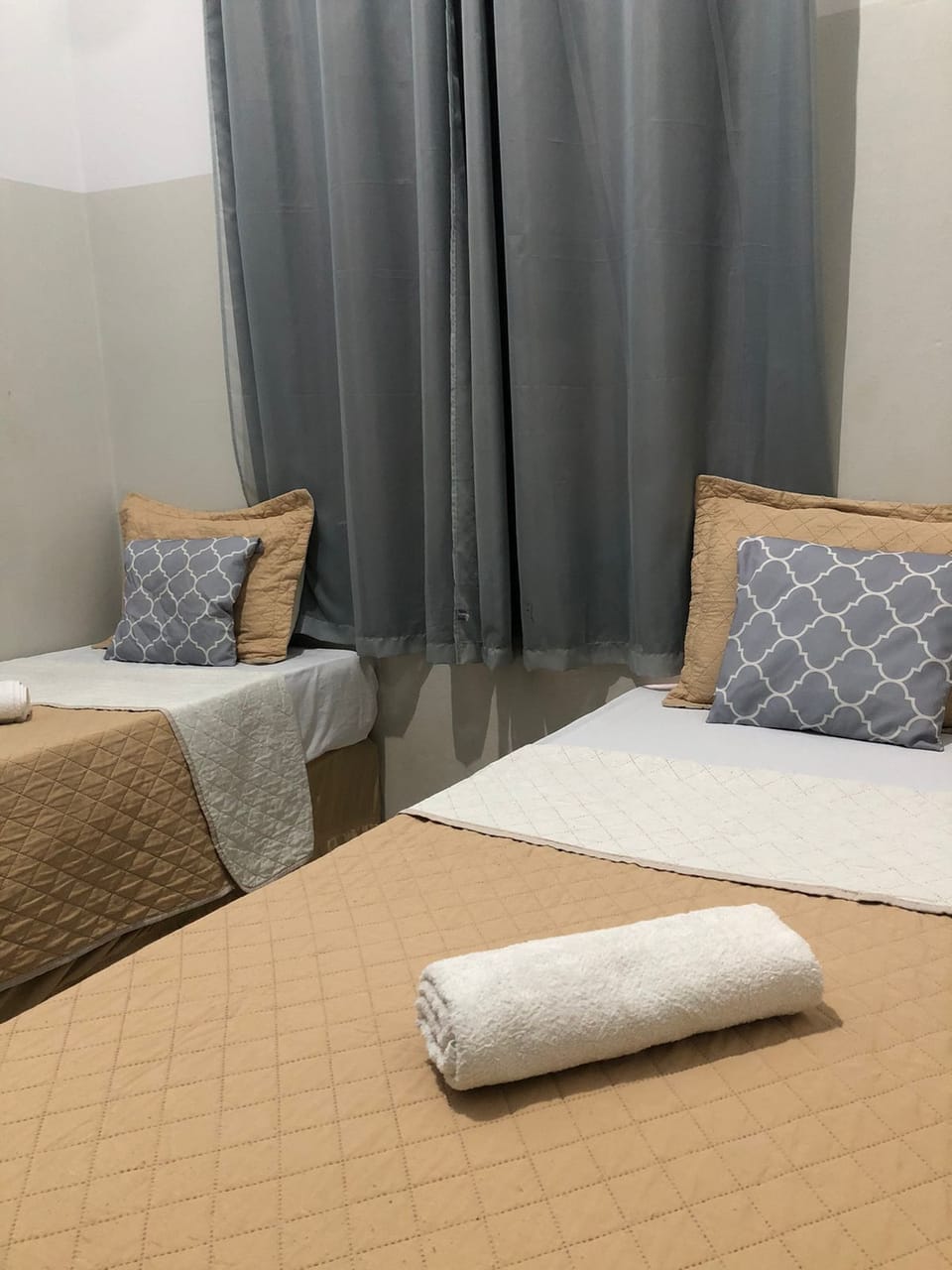 Twin Room | Living area | 32-inch flat-screen TV with cable channels, TV