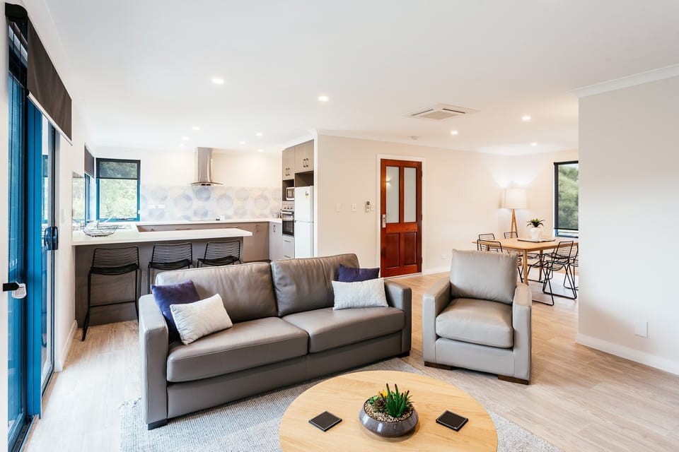 Esplanade 2-bedroom King Spa Lounge to Kitchen