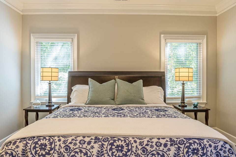 Main level king bed en-suite