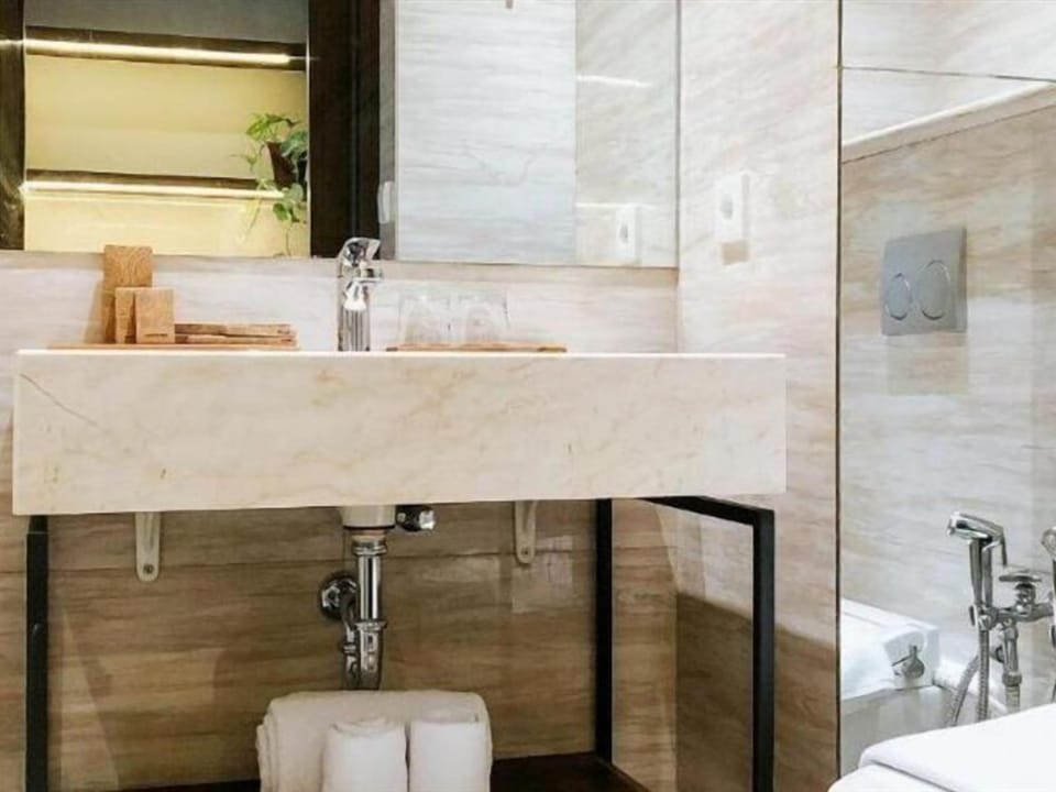 Shower, free toiletries, slippers, bidet