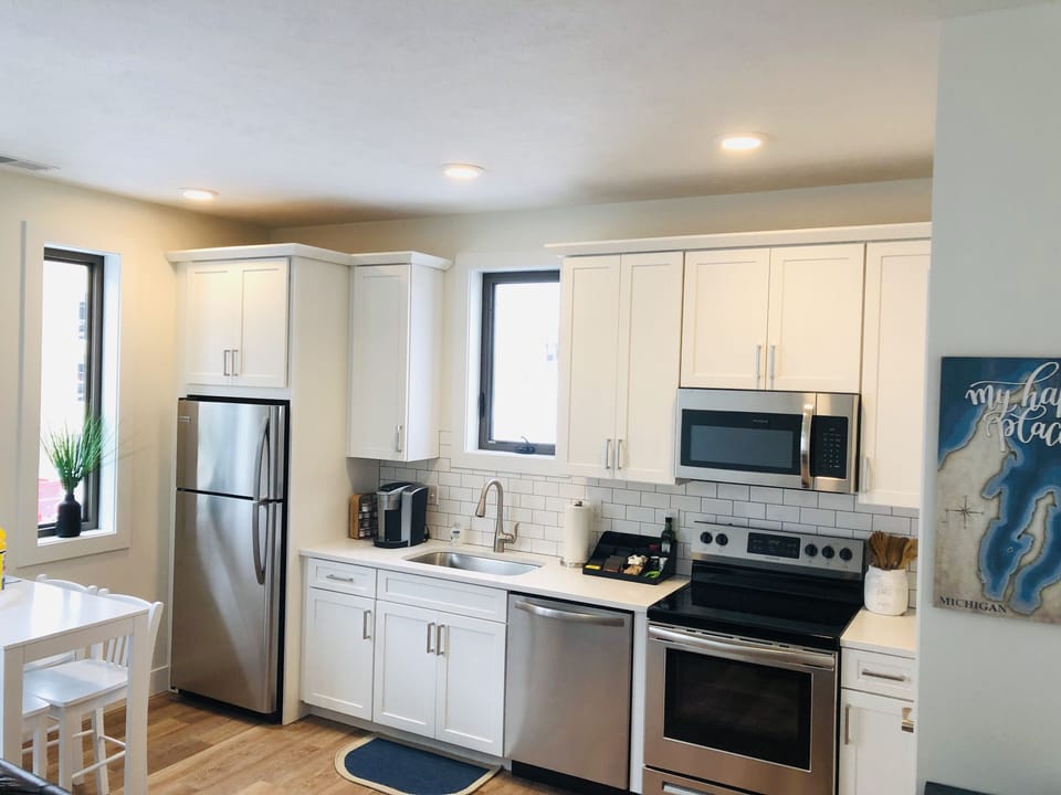 Full kitchen with seating for 4 at the dining table. 