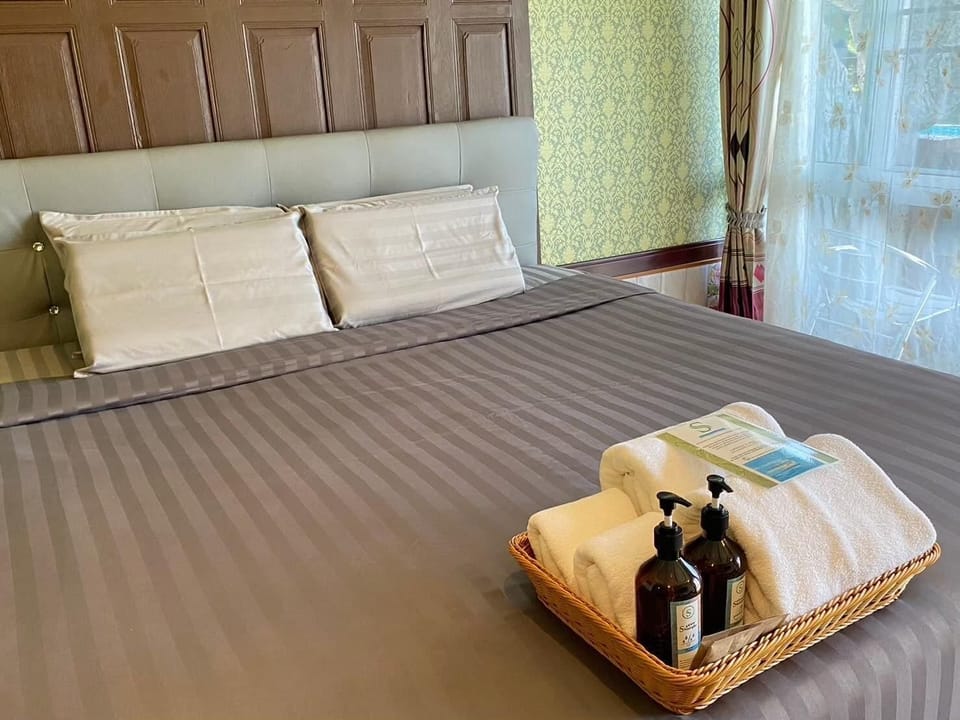 Deluxe Room with Pool Access  | Blackout drapes, free WiFi, bed sheets