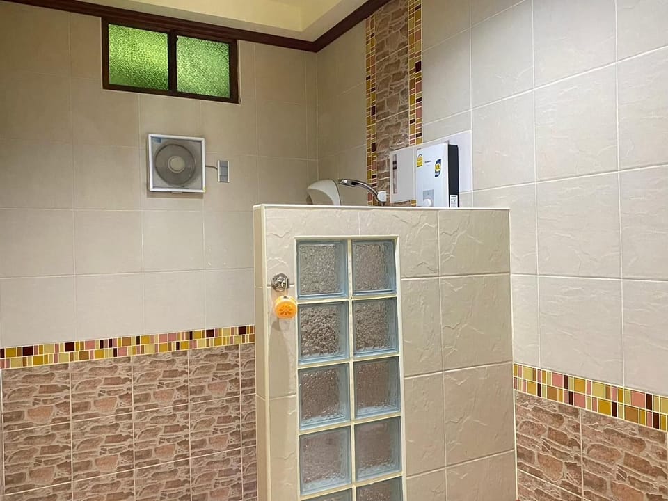 Deluxe Room with Pool Access  | Bathroom | Shower, hydromassage showerhead, free toiletries, electronic bidet