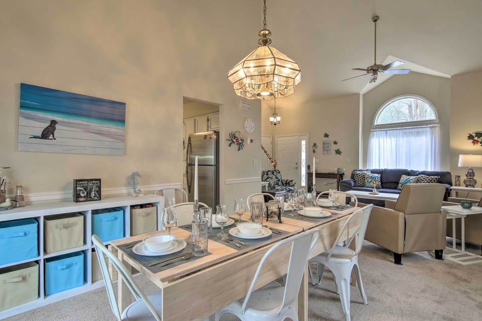 Dining Area | Dishware & Flatware Provided
