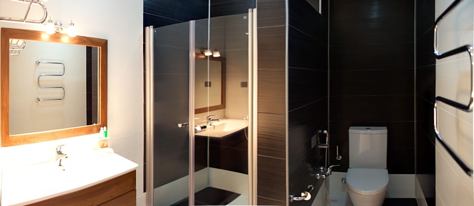 Hydromassage showerhead, free toiletries, hair dryer, bathrobes