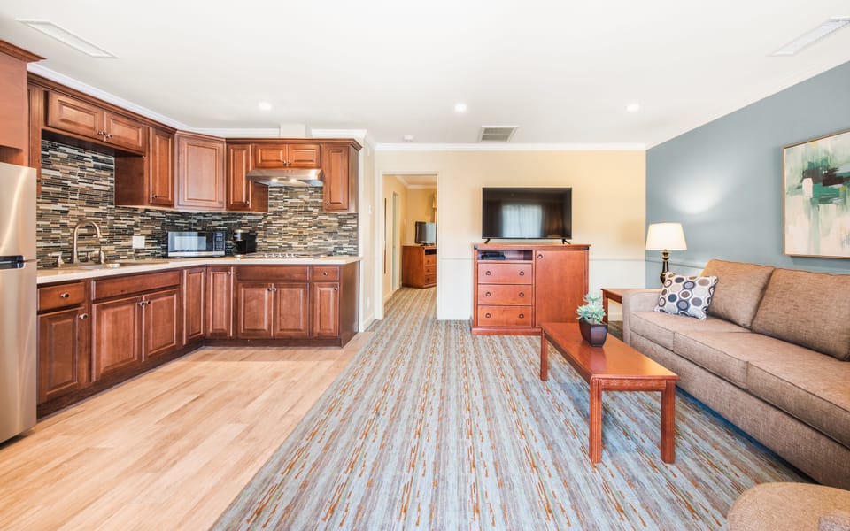 King Suite | Living room | Flat-screen TV, DVD player