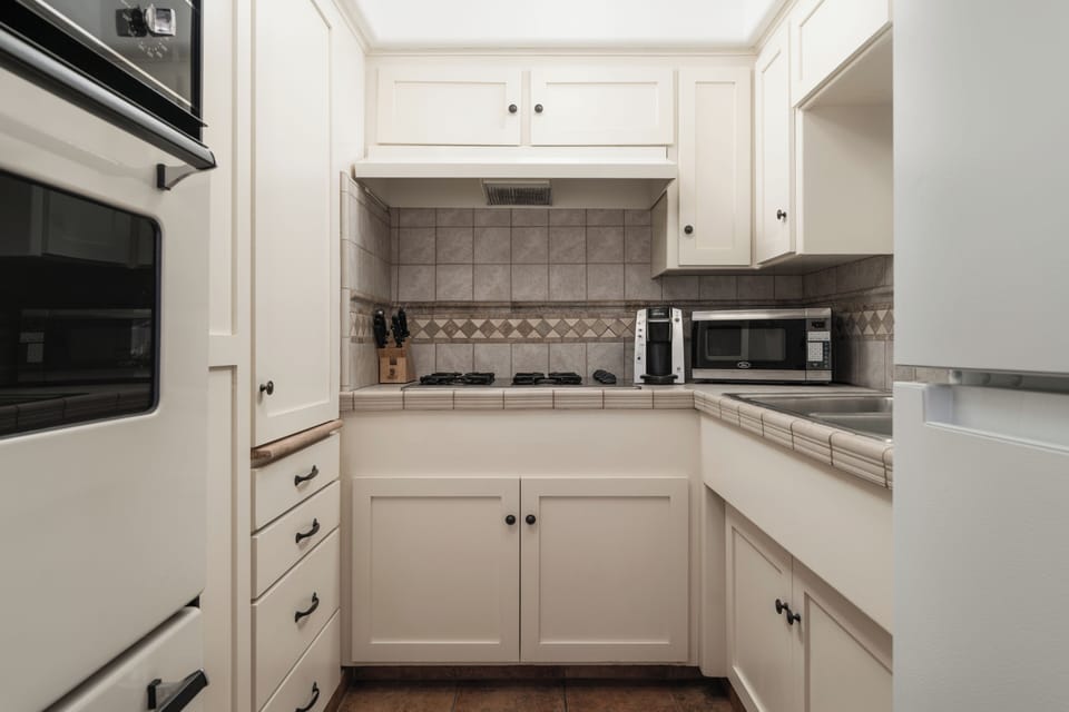 Dolphin Suite | Private kitchen | Coffee/tea maker, fridge