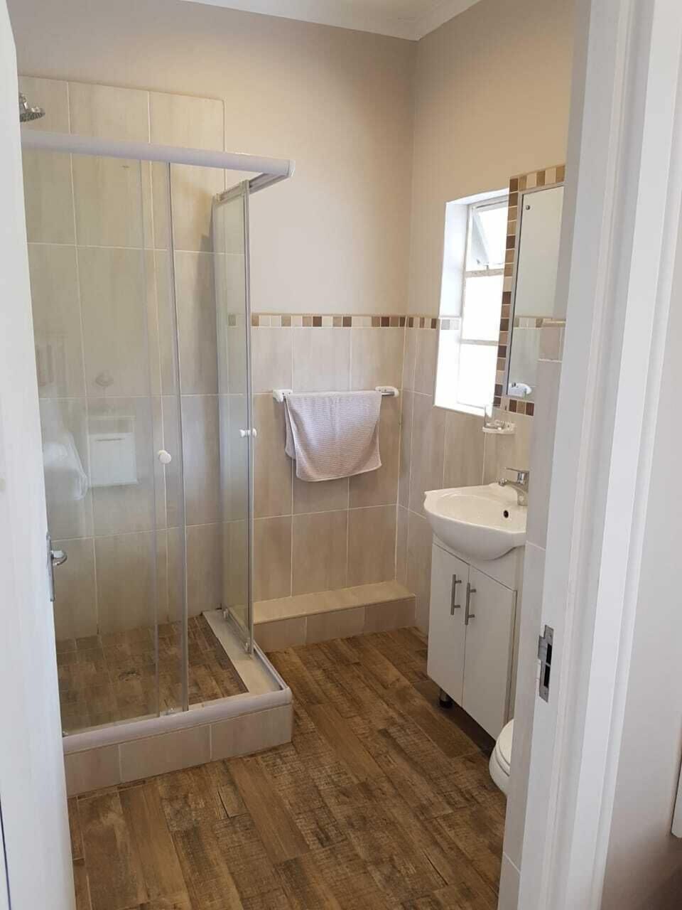 Family Room | Bathroom | Shower, free toiletries, towels