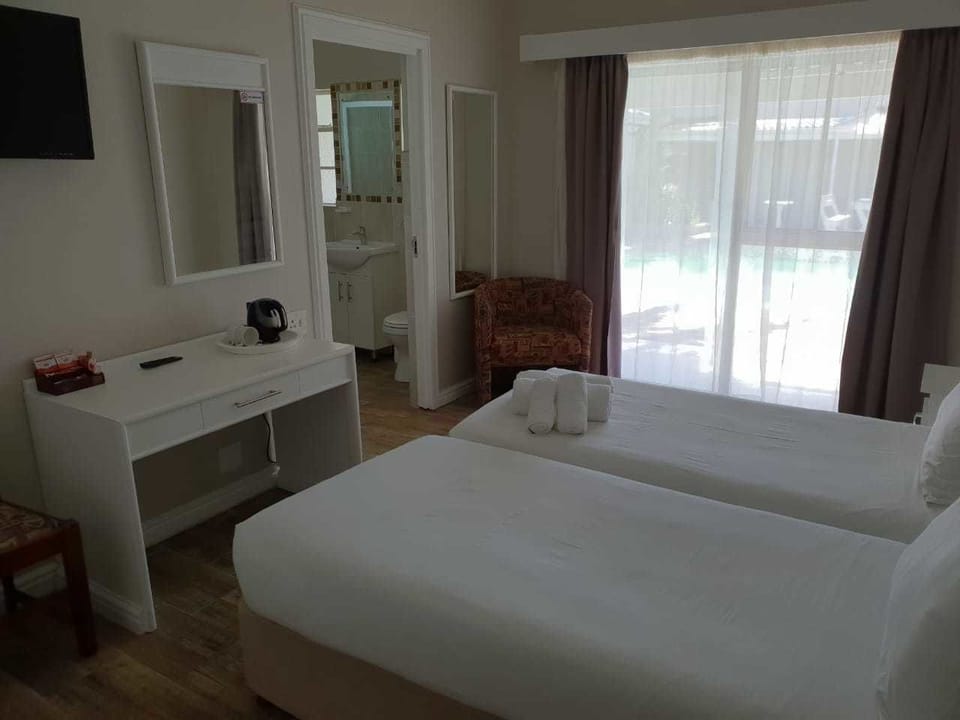 Twin Room | Blackout drapes, bed sheets