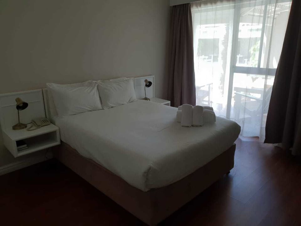 Twin Room | Blackout drapes, bed sheets