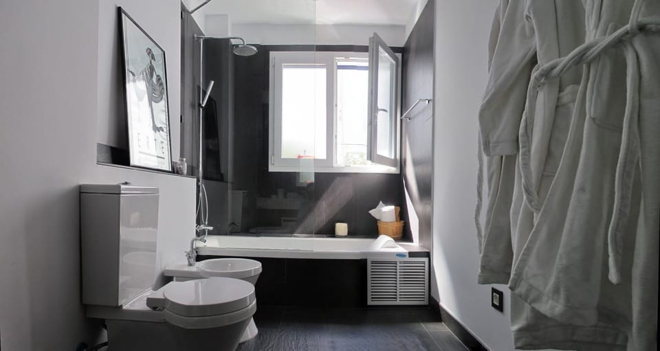 Double or Twin Room | Bathroom | Deep soaking tub, rainfall showerhead, free toiletries, bathrobes