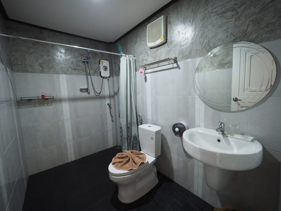 Standard Room | Bathroom | Shower, free toiletries, towels