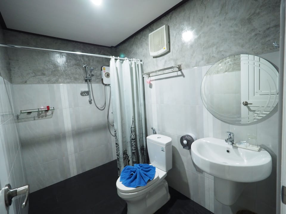 Standard Room | Bathroom | Shower, free toiletries, towels