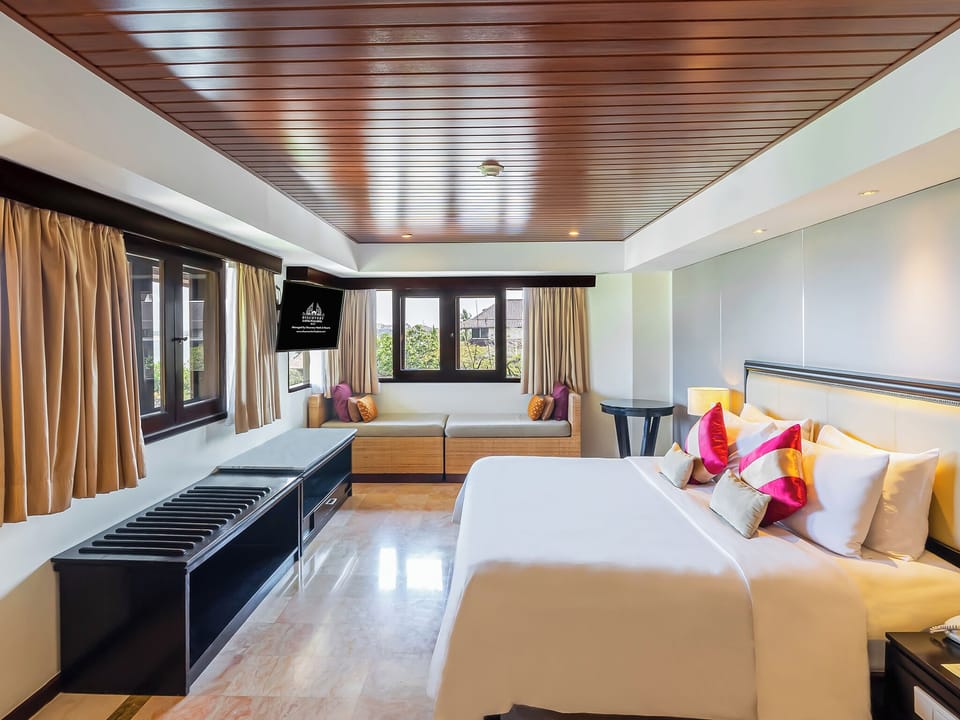 Discovery Suite | Minibar, in-room safe, desk, iron/ironing board