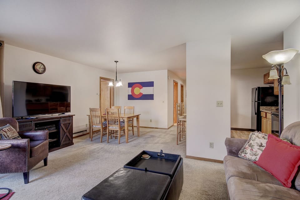 Condo, 2 Bedrooms | Living area