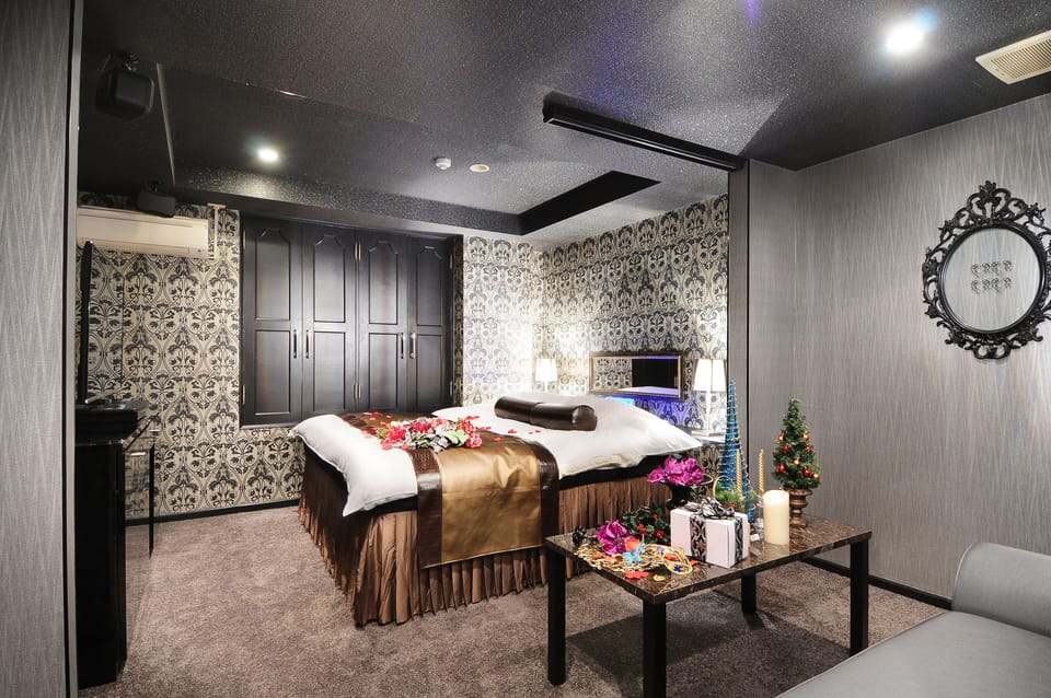 Basic Room, 1 Queen Bed, Smoking | Down comforters, soundproofing, WiFi (free), individually decorated
