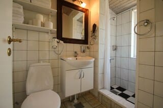 Family Room | Bathroom | Shower, eco-friendly toiletries, hair dryer, towels