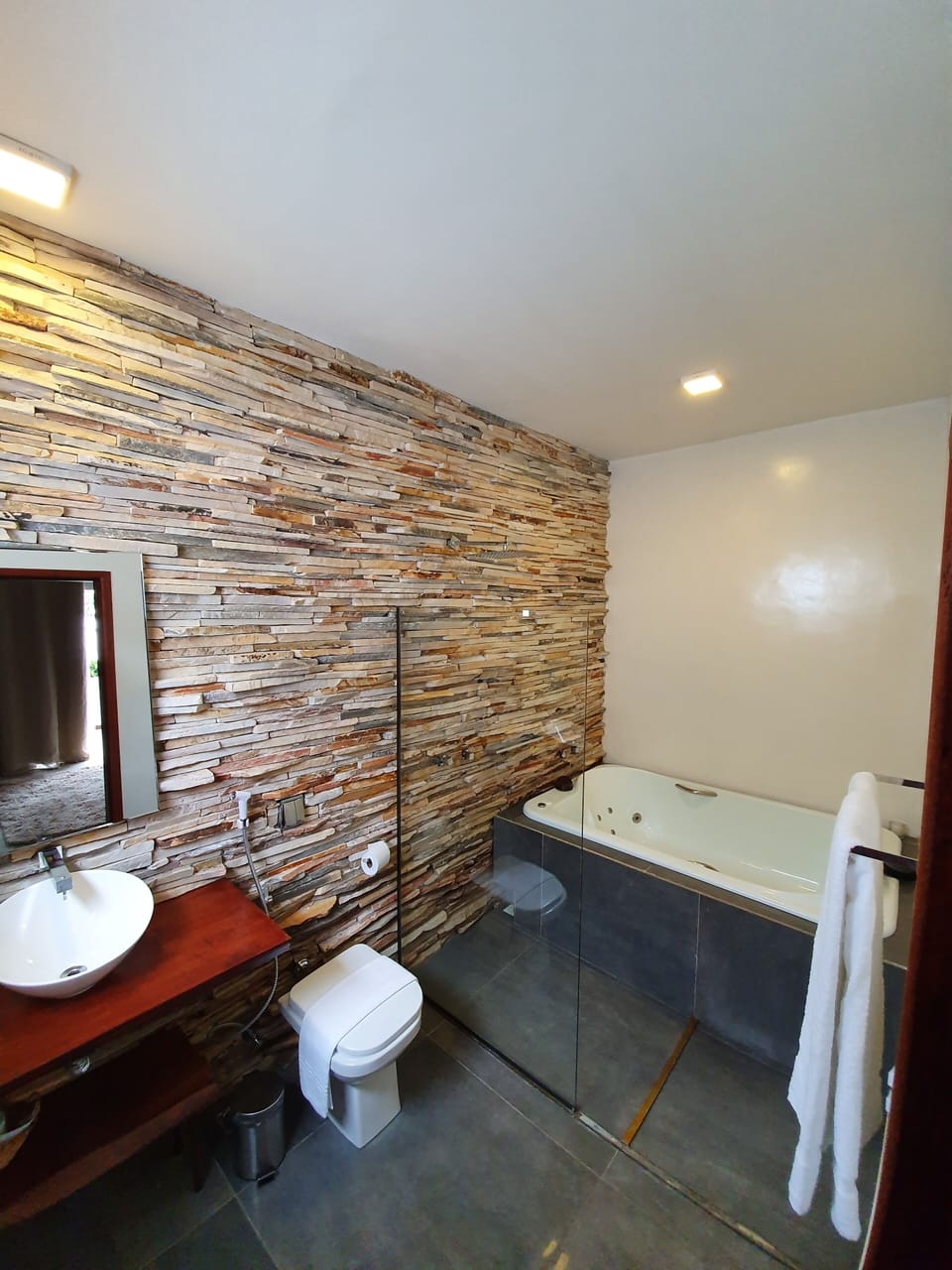 Luxury Suite, 1 Queen Bed, Non Smoking, Garden View | Bathroom | Free toiletries, hair dryer, towels