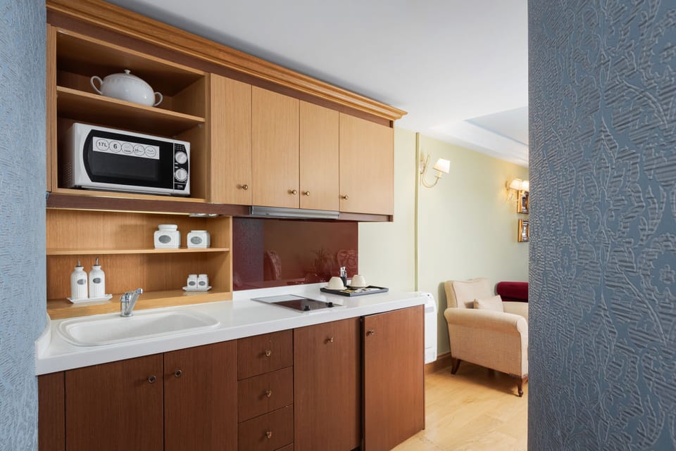 Junior Suite, Sea View | Private kitchen | Fridge, eco-friendly cleaning products, reusable coffee/tea filters