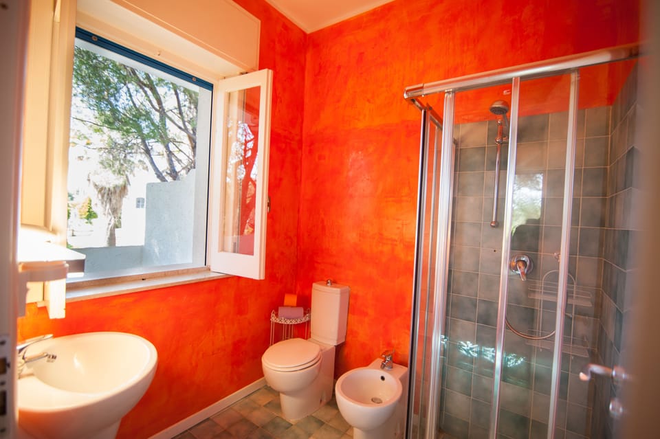 Shower, rainfall showerhead, free toiletries, hair dryer