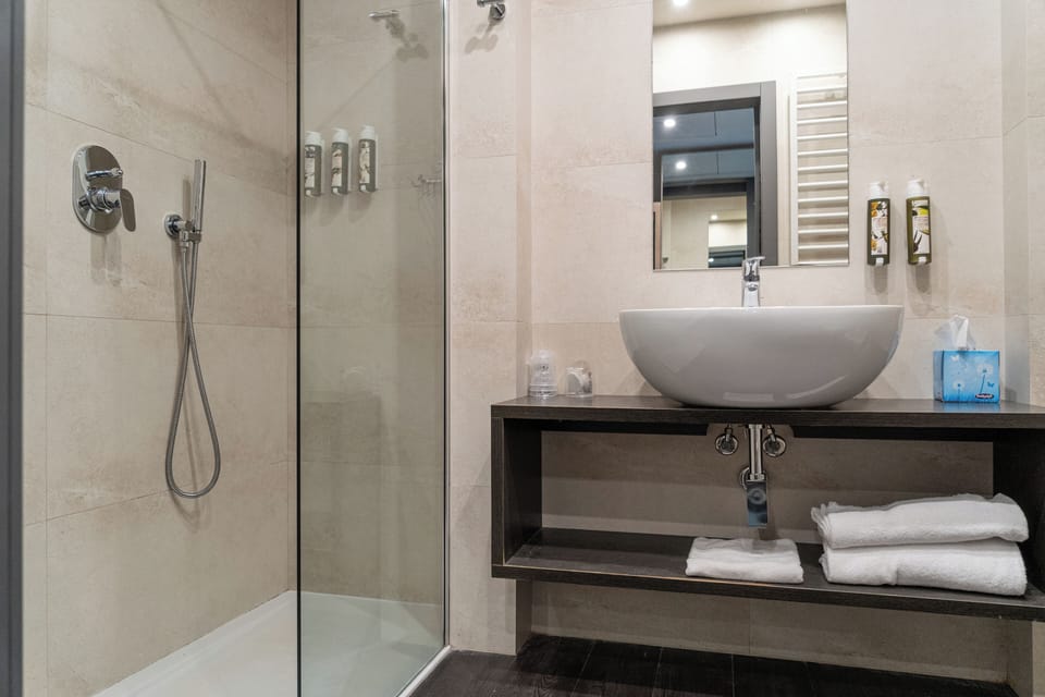 Executive Double or Twin Room, Balcony, Lake View | Bathroom | Shower, hair dryer, slippers, bidet