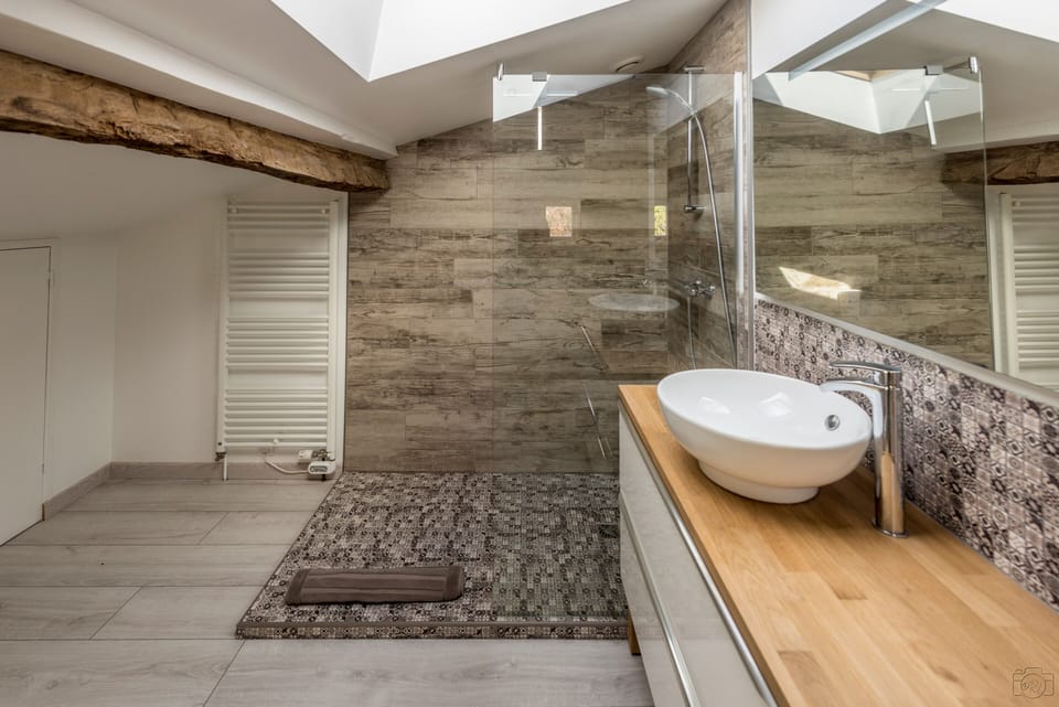 Comfort Double Room (La Bardanne) | Bathroom | Shower, rainfall showerhead, free toiletries, hair dryer