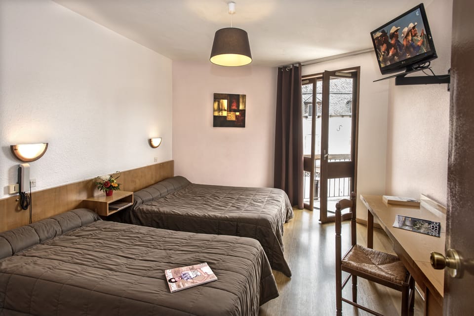 Double Room | 1 bedroom, desk, blackout drapes, soundproofing