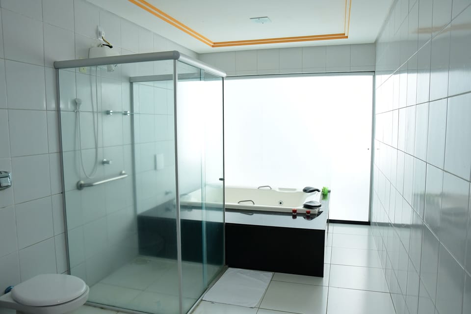 Presidential Room | Bathroom | Shower, hair dryer, towels