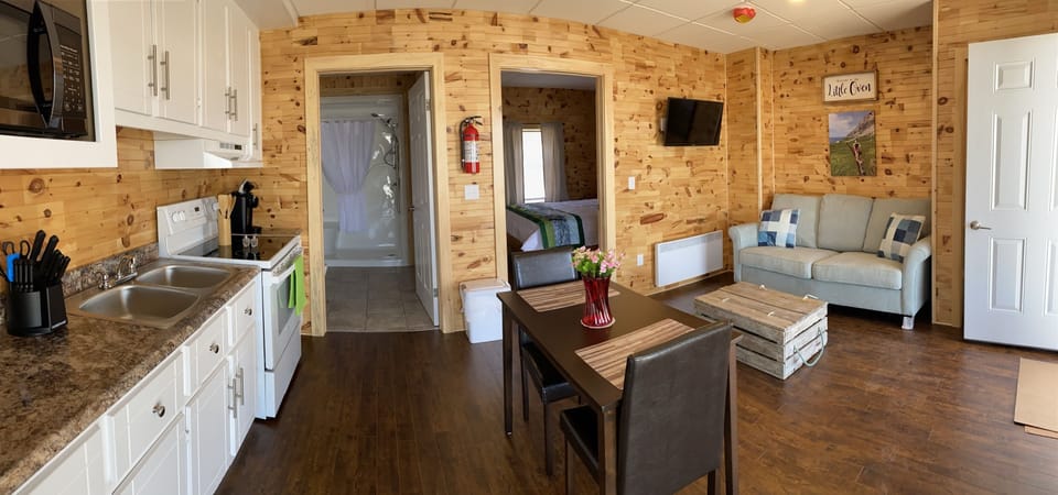 The Little Oven Kitchenette Unit | Living area | Flat-screen TV, Netflix