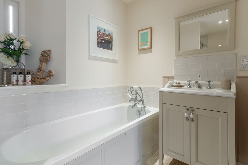 Ground floor: En-suite bathroom