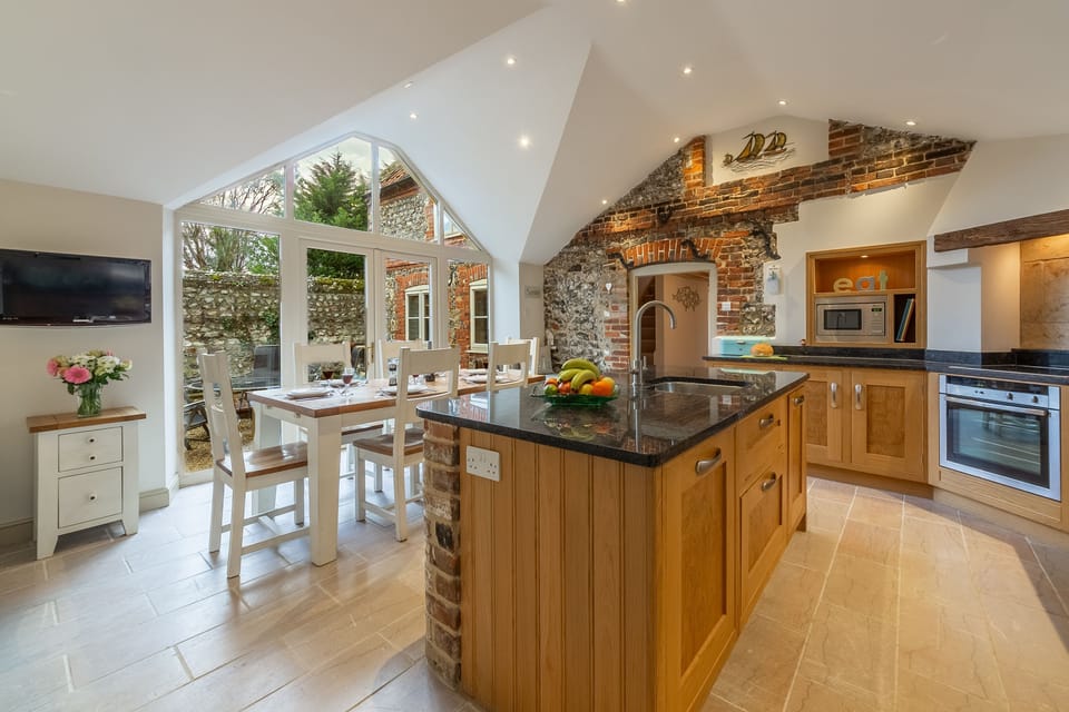 Mayes Cottage, Brancaster: Open-plan kitchen/ dining area with french doors