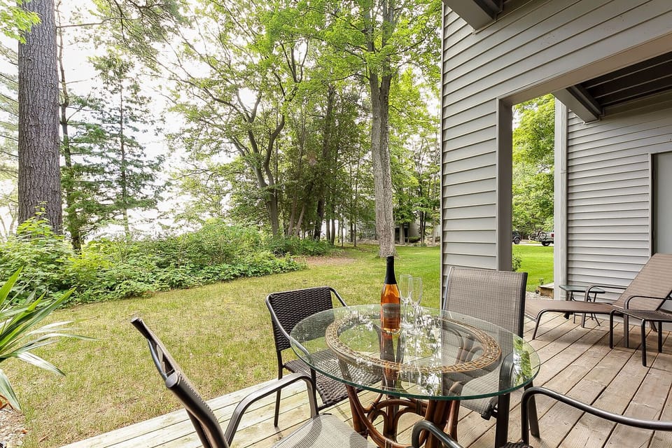 Large double deck to enjoy the breeze and lake view. Enough space for outdoor meals.